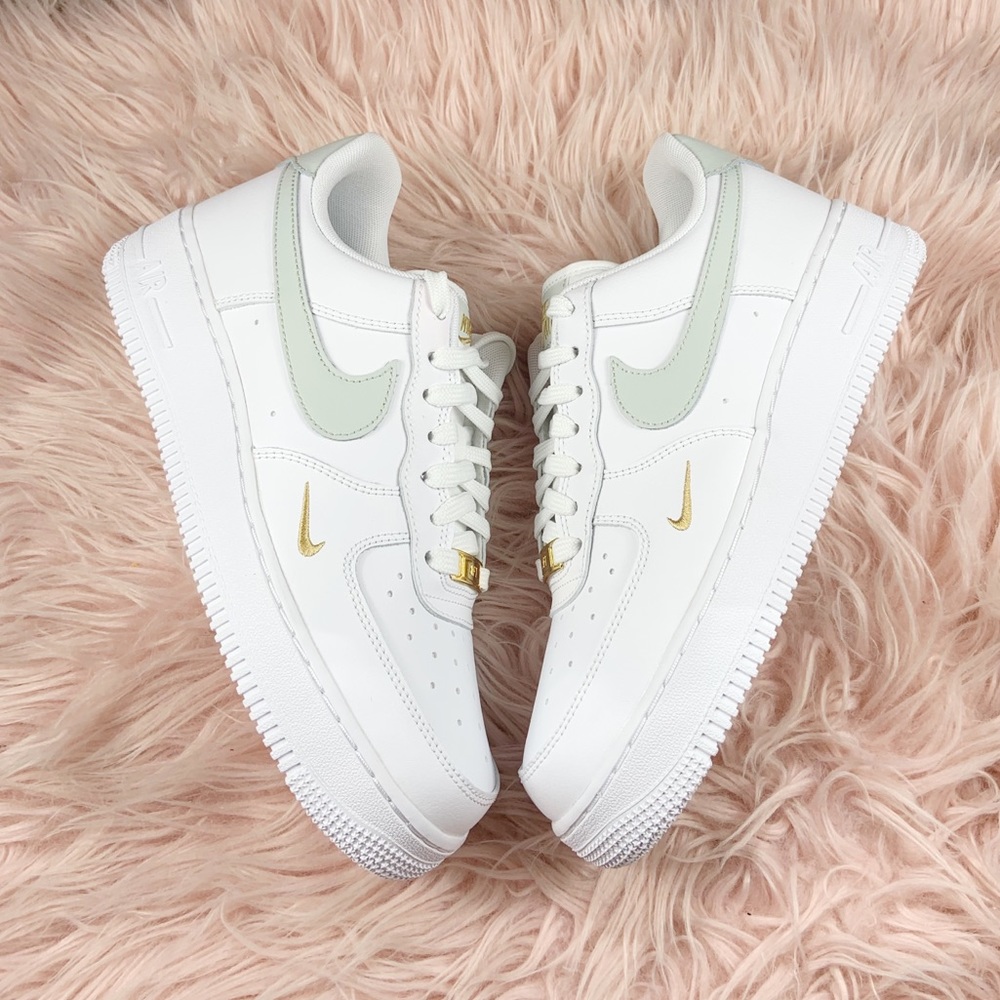 New Nike Women’s Air Force 1 Gold Accents Rare - Picture 4 of 7